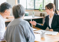 お電話よりご予約の上初回無料相談を行います。