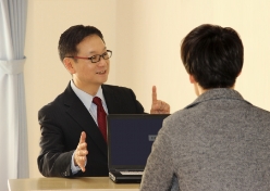 お電話よりご予約の上初回無料相談を行います。